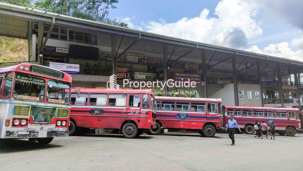 bus stand ginigathhena ඡායාරූපය