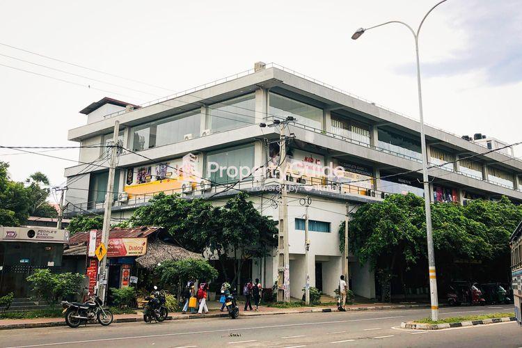 shopping complex building polonnaruwa ඡායාරූපය
