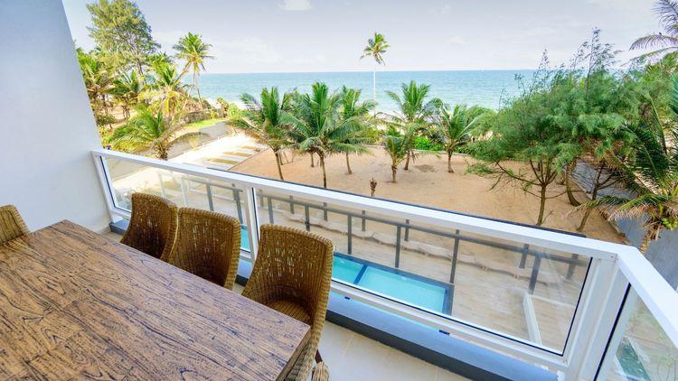 the-beach-front-1-uswetakeiyawa-balcony වත්තල